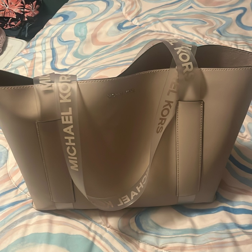 Michael Kors tote bag… Barely used… Like new…